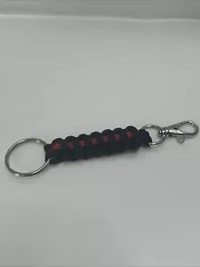 Paracord Schlüsselanhänger mit Schlüsselring und Hummerverschluss (dünne rote Linie") - Bild 1 von 1