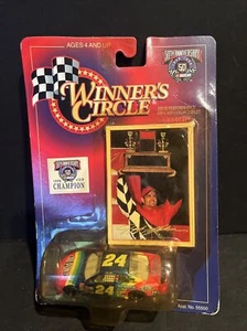 Jeff Gordon No. 24 auto fundido a presión DuPont 1998 Cup Champion 1:64 y tarjeta coleccionable nuevo de lote antiguo - Imagen 1 de 6