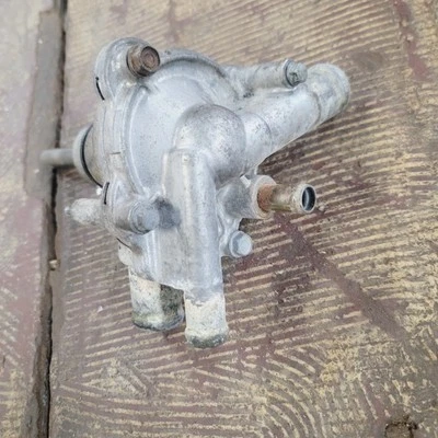 2001 00-01 Honda CBR929RR CBR 929RR CBR900RR Engine Water Pump Cover Housing - Image 1 of 4