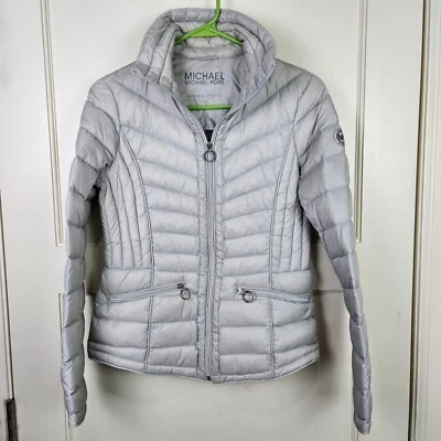 Jaqueta acolchoada feminina Michael Kors empacotável tamanho: S cinza isolada - Imagem 1 de 3