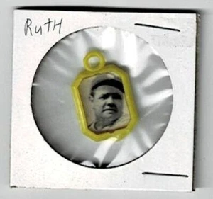 Charm vintage anni 50 Babe Ruth palla di gomma plastica gialla New York Yankees HOF - Foto 1 di 2