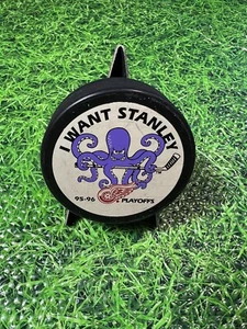 1995-96 PLAYOFFS NHL RARE I WANT STANLEY LOGO DETROIT RED WINGS PUCK - Picture 1 of 2
