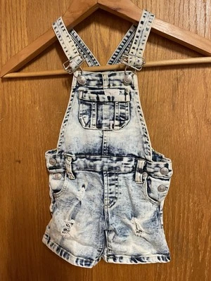 Conjunto de pantalones cortos 7 for all Mankind para niñas pequeñas 12 m azul denim babero desgastado Foto 1 de 4