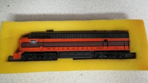 LOCOMOTORA TEMPO THE MILWAUKEE ROAD 23A 4-0-4 MOTOR DIÉSEL ESCALA HO - Imagen 1 de 8