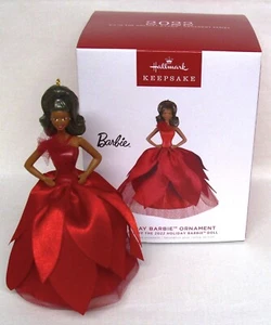 Hallmark Series Adorno Vacaciones Barbie 2022 Vestido Rojo Afroamericano Nuevo en Caja K3 - Imagen 1 de 8