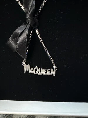 COLLAR COLGANTE ALEJANDRO McQUEEN “GRAFFITI” McQUEEN = ¡NUEVO CON ETIQUETAS! = L👀K! Foto 1 de 4