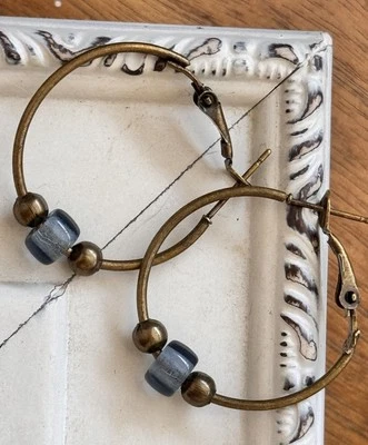 Pendientes de aro Montana Denim azul vidrio y bronce con palanca trasera Foto 1 de 3