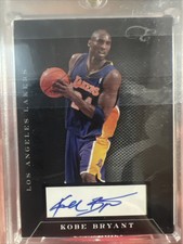 2011-12 Panini Essential Status Kobe Bryant Auto #07/99 Rare Mint