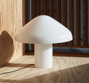 [£490] Lámpara de mesa de vidrio opalino de diseño HAY "Pao" 350 de Naoto Fukasawa - Imagen 1 de 4