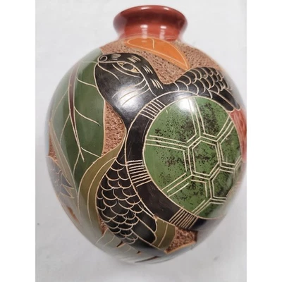 Jarrón de cerámica tallado a mano tortuga naturaleza Honduras terracota cuello arte rústico decoración Foto 1 de 4