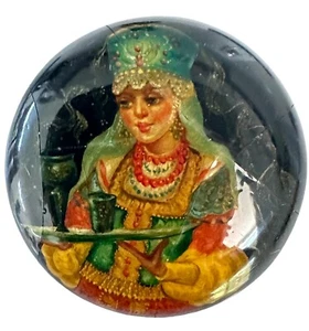 Handbemalte russische schwarze Lack Brosche. Mädchen mit Tablett - Bild 1 von 2