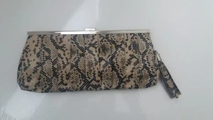 Neu mit Etikett Jessica McClintock längliche Clutch Kunstschlangenmuster schwarz & beige - Bild 1 von 7