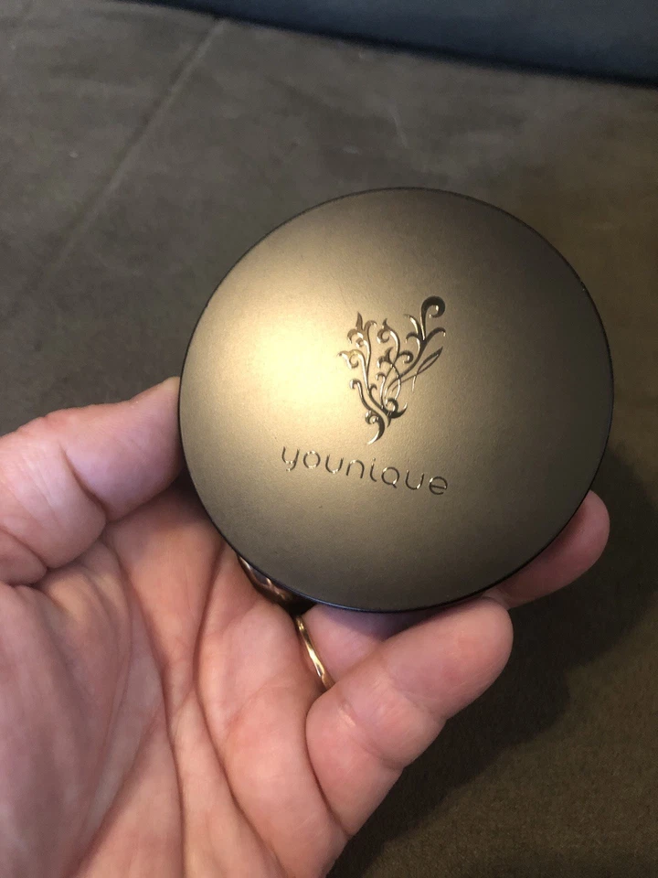 Base en polvo sólido Younique en terciopelo, tetinada una vez para combinar el color. Foto 1 de 4