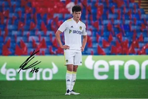 Fußball - Kris Moore - handsigniertes 12x8 Zoll Foto - Leeds United - Echtheitszertifikat - Bild 1 von 1