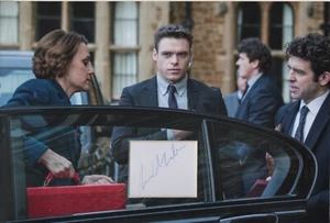 Exhibición fotográfica firmada por Richard Madden 12x8 EL GUARDAESPALDAS CERTIFICADO DE AUTENTICIDAD - Imagen 1 de 1