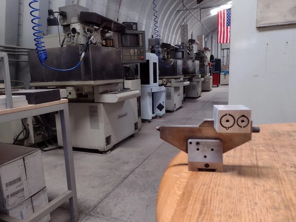 WIRE EDM - MITSUBISHI WIRE CUT SYSTEMS Foto 1 de 4