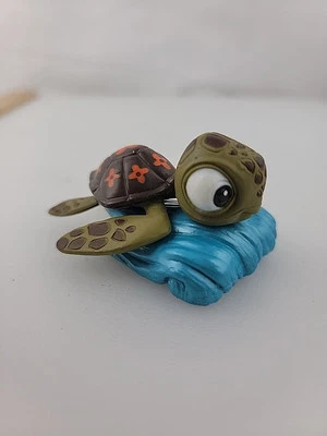 2" Disney Store Pixar Buscando a Nemo SQUIRT Bebé Tortuga Marina en Ola Decoración de Pastel  Foto 1 de 4