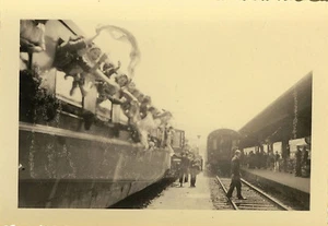 PHOTO ANCIENNE - VINTAGE SNAPSHOT - TRAIN GARE DÉPART QUAI VOIE DRÔLE - STATION - Picture 1 of 1