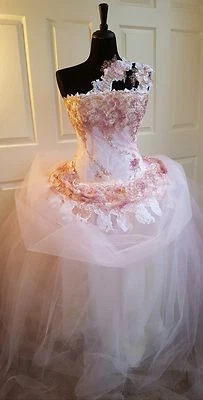 Vestido de fiesta de boda de encaje bordado corsé de un hombro dorado rosa y blanco rubor Foto 1 de 4
