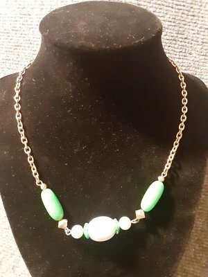 Collar Avon Plástico Cuentas Tono Oro Verde y Blanco Cadena Pastor Gancho Foto 1 de 4