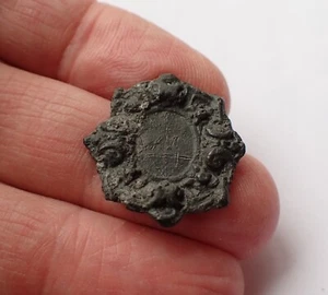 A medieval or Post Medieval piece of juwelry made of lead or tin - Pilgrim badge - Picture 1 of 4