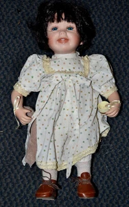 Muñeca de porcelana, niña vestido blanco (37,0 cm), polvorienta, intacta - Imagen 1 de 3