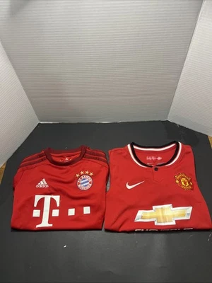 Camisas de futebol juvenil Bayern de Munique e Manchester United (2) tamanho P/M - Imagem 1 de 4