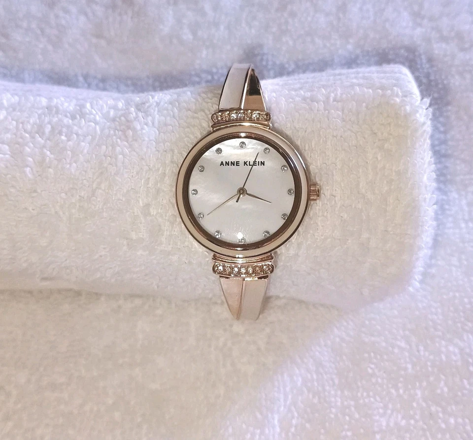 Reloj para mujer Anne Klein con acento de diamantes de aleación en tono oro rosa AK-2216BLRG Foto 1 de 4