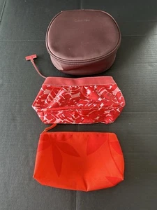 1 Brown Round Calvin Klein 2 CLINIQUE Red Zipper Toiletry and Make Up Bags - Bild 1 von 14