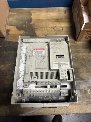 PLACA FRONTAL FALTANTE Telemecanique Altivar accionamiento de frecuencia variable ATV66D12N4 USADO Foto 1 de 4