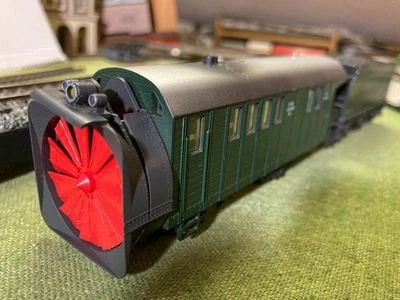 Lima RARE motorised spinning working continental snow-plough with light  HO - Image 1 of 4