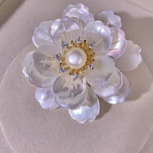 Spilla camelia madreperla madreperla perla acqua dolce naturale romantica bianca - Foto 1 di 8