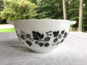 1 1/2 Pint Pyrex White With Black Gooseberry Cinderella Bowl #441 - Picture 1 of 10