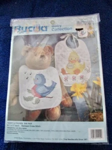 Bucilla Baby Collection Teddy & Friends Babero Par Punto de Cruz NUEVO Sellado (U3L) - Imagen 1 de 4
