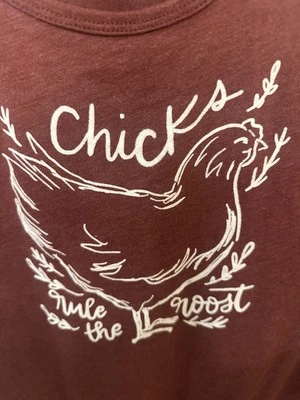 Camiseta sin mangas John Deere Do Good Today Chicks Rule The Roost para mujer - Borgoña M Foto 1 de 3