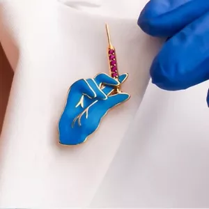 Nuevo Diseño Broche Medicina Pin Guantes Azules Jeringa Médico Enfermera Esmalte Alfileres Regalo - Imagen 1 de 3