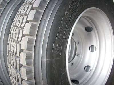 2x Reifen 275/80R22,5 Bridgestone M+S + Felgen Unimog LKW Bus 275 80 22 5   - Bild 1 von 4