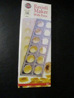 Raviolis Norpro con prensa #1043 Grandes raviolis caseros de espinacas, queso y carne Foto 1 de 2
