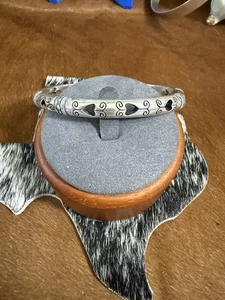 BRIGHTON Durch das Herz geschossen Silber Schnörkel Ausschnitt Herz Armreif Armband 8" - Bild 1 von 5