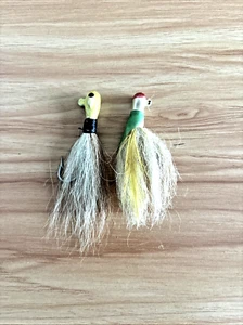 Juego de 2 JARRAS DE PESCA Vintage Pelo de Caballo Señuelos Emplumados Madera Metal Ganchos - Imagen 1 de 6