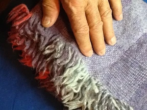 AVOCA VINTAGE  BLANKET IN PURPLES, 100 PURE NEW WOOL, MADE IN IRELAND 050524B - Picture 1 of 7