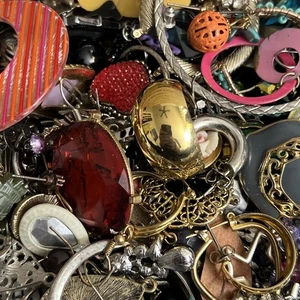 Riesiges Vintage bis jetzt Schmuckset - einzelne Ohrringe - zum Basteln - 2 Pfund #2002 - Bild 1 von 9