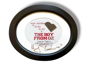The Boy From Oz Hugh Jackman Firmado Conmorativo Broadway Punto de Aguja 17" X 14" - Imagen 1 de 5