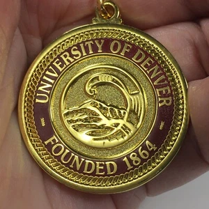 Llavero medallón con cremallera Jostens 1-1/2" fundado en 1864 por la Universidad de Denver - Imagen 1 de 10