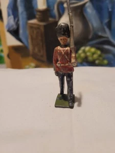 Juguete antiguo vintage de plomo de soldado con brazo móvil - Imagen 1 de 7