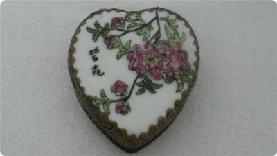 Fragmento de porcelana rosa e branco chinês antigo banhado a prata caixa coração flor - Imagem 1 de 4