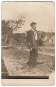 DE COLECCIÓN RPPC FOTO REAL POSTAL HOMBRE CON CUERNO EN BANDA UNIFORME c1910 100420 P - Imagen 1 de 2
