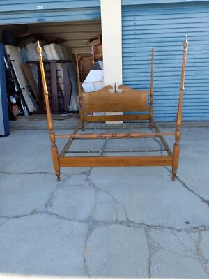 Quadro de cama queen size Eathan Allen vintage 4 pôsteres 03/1977 ano estampado na parte de trás  - Imagem 1 de 4