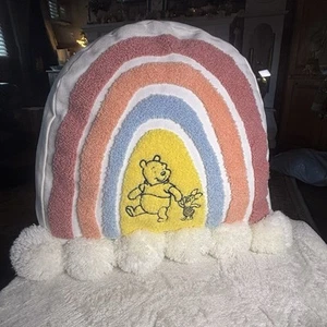 2021 Disney Parks Winnie The Pooh Maialino Arcobaleno Pom Pom Cuscino Lancio 13" X 11" - Foto 1 di 8
