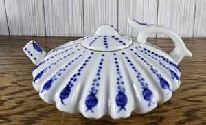 Tetera china plana vintage azul y blanca pintada a mano patrón de flor de loto - Imagen 1 de 6